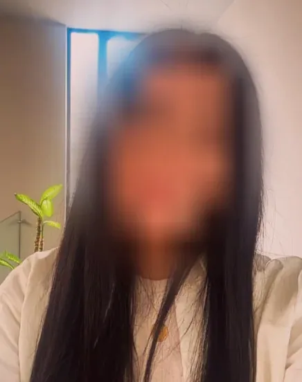 Julia, 37