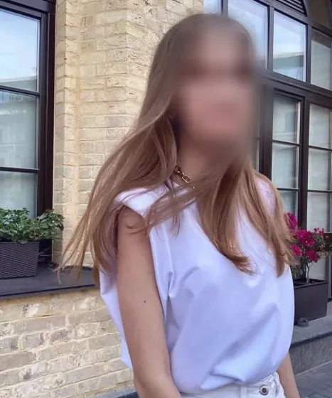 Larissa, 23