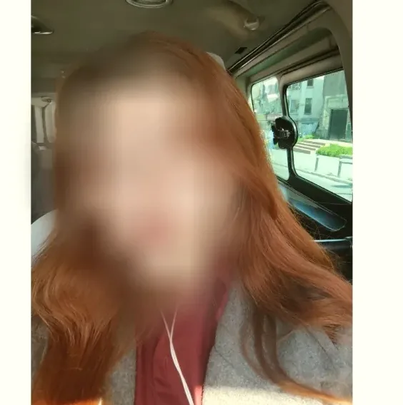 Manuela, 27