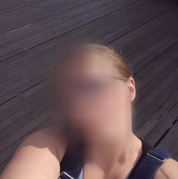 Viktoria, 32